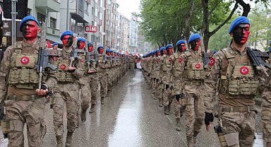 Sağanak altında gençlik yürüyüşü