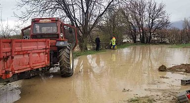Sağanak yağış sel su baskınlarına neden oldu