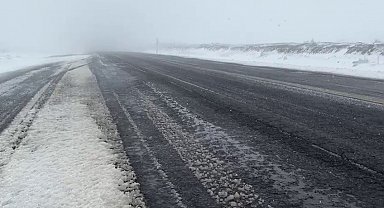 Sahara geçidinde kar yağışı etkili oluyor