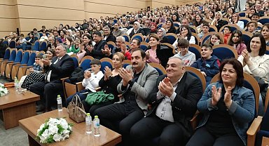 Sahnede öğrencileriyle şarkı söyleyen okul müdürü sosyal medyayı salladı