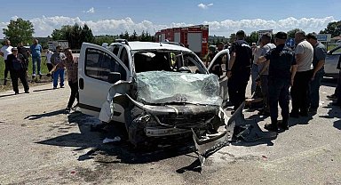 Sakarya'da araçların çarpıştığı kazada 3'ü çocuk 7 kişi yaralandı