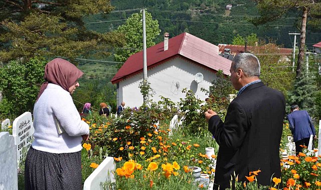 Sakarya'da arefe günü mezarlıklarda duygu dolu ziyaret