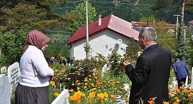 Sakarya'da arefe günü mezarlıklarda duygu dolu ziyaret