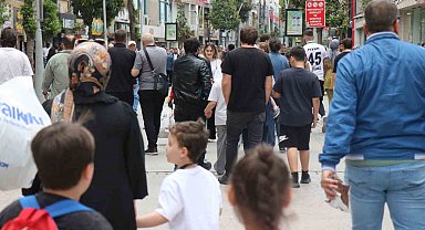 Sakarya'da bayram alışverişi telaşı: "Kedi yavrusu gibi sağa sola dağıldık"