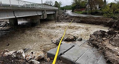 Sakarya'da şiddetli yağış yol çöktürdü: Doğal gaz borusu açığa çıktı