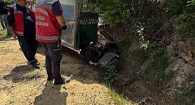 Sakarya'da tarım aracı su kanalına savruldu: 2 yaralı