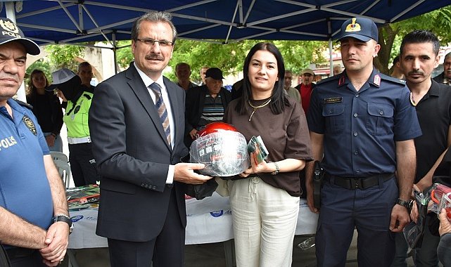 Salihli'de motosiklet sürücülerine kask dağıtıldı