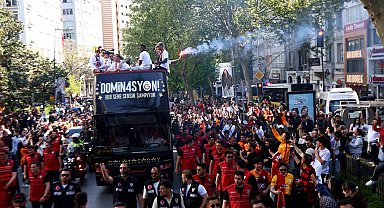 Şampiyon Galatasaray üstü açık otobüsle şehir turu attı