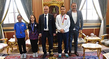 Şampiyon sporcular Başkan Balaban'ın konuğu oldu