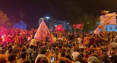 Şampiyonluğu garantileyen sarı-kırmızılılar Çanakkale sokaklarında şampiyonluk coşkusu yaşadı