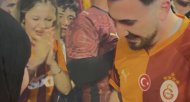 Şampiyonluk kutlamalarında evlilik teklifi sürprizi