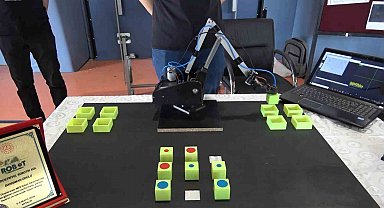 Samsun'da meslek lisesi öğrencilerinin geliştirdiği robot kol Türkiye birincisi oldu