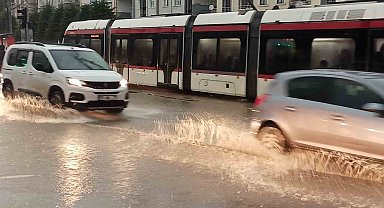 Samsun'da sağanak: Caddeler dere gibi aktı