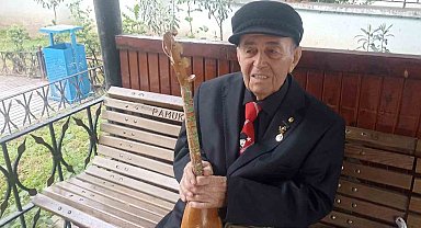 Sanatın çınarı elinde curasıyla gençlere türküleri sevdiriyor