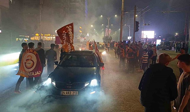 Şanlıurfa'da Galatasaraylı taraftarlar Fenerbahçe'nin maket tabutuyla şampiyonluk kutladı