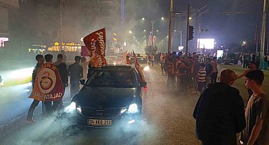 Şanlıurfa'da Galatasaraylı taraftarlar Fenerbahçe'nin maket tabutuyla şampiyonluk kutladı
