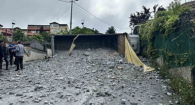 Sarıyer'de moloz yüklü kamyon geri kayarak devrildi, sürücü yaralandı