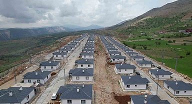 Sarp kayalıklar üzerine inşa edilen köy evleri, depremzedelere yuva oldu