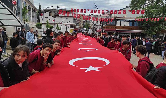 Sason'da 100 metrelik bayrakla "Gençlik Yürüyüşü" düzenlendi