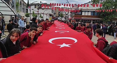 Sason'da 100 metrelik bayrakla "Gençlik Yürüyüşü" düzenlendi