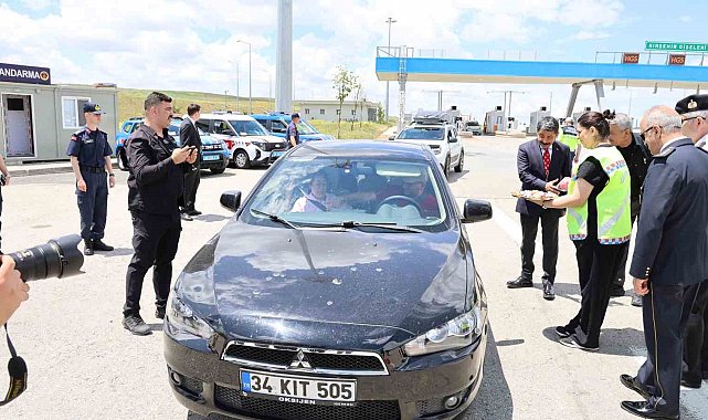 Şehir protokolünden karayolunda çikolatalı kutlama
