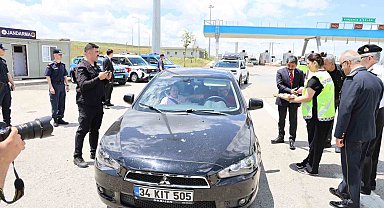Şehir protokolünden karayolunda çikolatalı kutlama