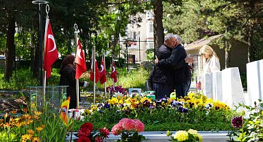 Şehit aileleri ve gazi yakınları bayram arefesinde şehitlikleri ziyaret etti