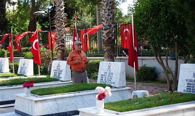 Şehit babası evladının kabri başında: "30 sene geçti ama kolay geçmedi"