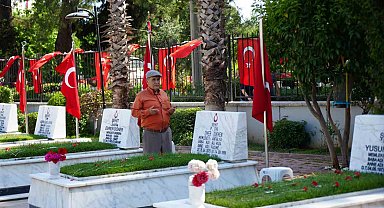 Şehit babası evladının kabri başında: "30 sene geçti ama kolay geçmedi"