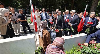 Şehit babasının, elini öpüp bayramını kutlayan Vali'yle diyaloğu yürekleri ısıttı
