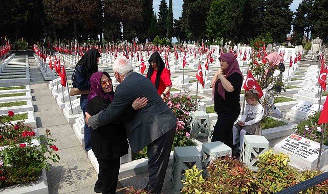 Şehit mezarlarına karanfil bıraktılar, şehit aileleriyle bayramlaştılar