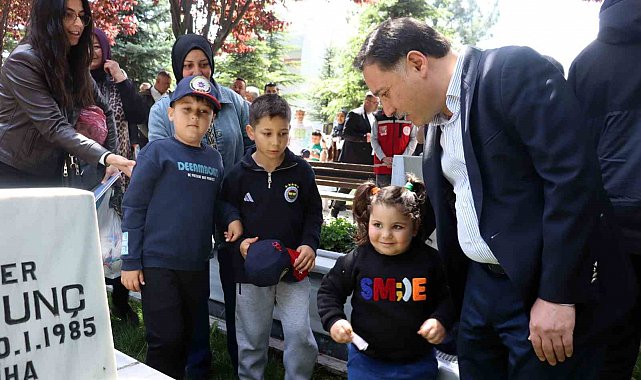 Şehitlikte hüzünlü arife