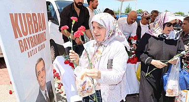 Şehzadeler Belediyesinden karanfil dağıtımı
