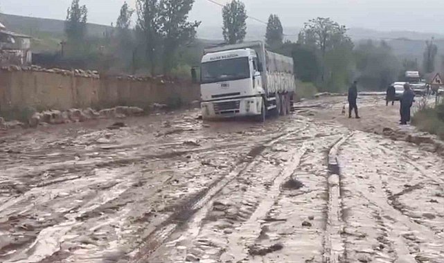 Sel suları iki ilçeyi birbirine bağlayan yolda ulaşımı aksattı