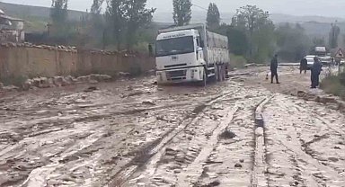 Sel suları iki ilçeyi birbirine bağlayan yolda ulaşımı aksattı