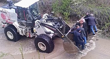 Sel yolları kapattı, cenaze yakınları kepçe ile taşındı