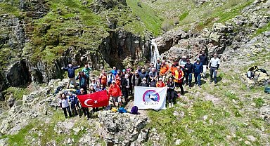Şelaleyi görmek için yaklaşık 3 kilometrelik tepeye tırmandılar