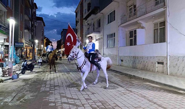 Selendi'de cirit atlı fener alayı