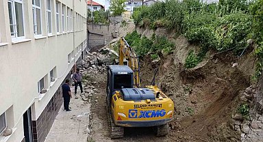 Selendi'de çöken okul duvarında yapım çalışmaları başladı