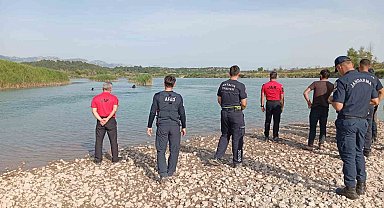 Serinlemek için Aksu Çayı'na giren 3 gençten biri akıntıya kapılarak kayboldu