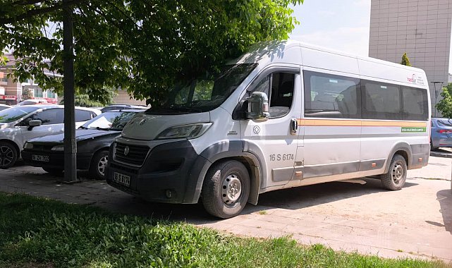 Servis aracının çarptığı yaşlı adam yaralandı
