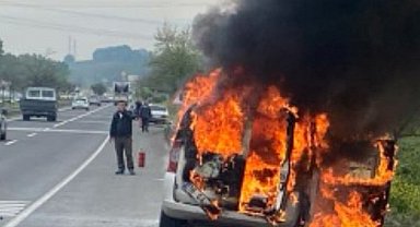 Seyir halindeki araç alevlere teslim oldu
