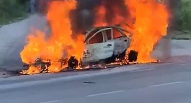 Seyir halindeki araç alevlere teslim oldu