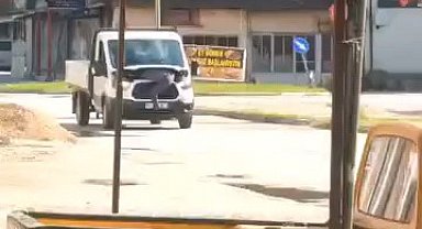 Seyir halindeki kamyonetin motorunu açıp arızayı tespit etmeye çalıştı