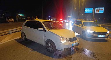 Seyir halindeki otomobil bariyerlere çarptı: 2 yaralı