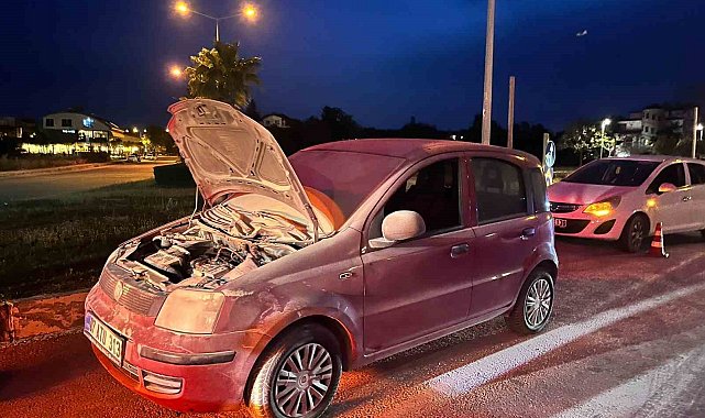 Seyir halindeki otomobil yandı, vatandaşlar yangın tüpleriyle yardıma koştu