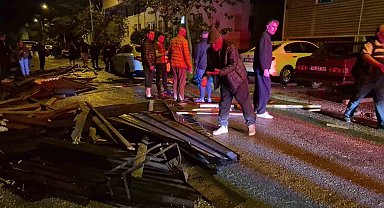 Şiddetli fırtına evin çatısını uçurdu, 6 araç hasar gördü... O anlar kamerada