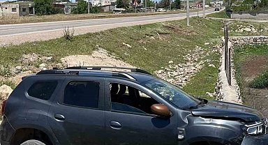 Siirt'te kontrolden çıkan otomobil yol kenarına savruldu: 2 yaralı