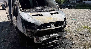 Siirt'te park halindeki kamyonet yandı