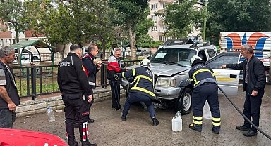 Siirt'te park halindeki pikap yandı